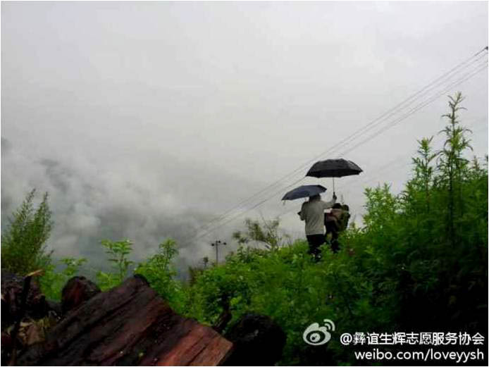 江南大學“彝誼生輝”志愿服務隊曾六次赴大涼山開展暑期實踐,今年的支教地點是涼山州德昌縣熱河鄉小司達村。7月7日,服務隊來到這里,開始近一個月的“篤學”支教夏令營。服務隊還積極尋找廠商合作,為村里募捐了不少節能用品和舊服裝。圖為一名孩子突發腹痛,隊員們冒雨攀越山路背她回家。