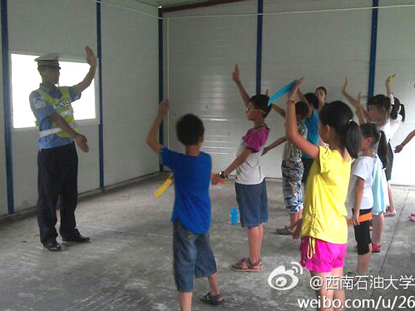 7��24��������ʯ�ʹ�WУ��ӛ�߈F���Ű�֧��־Ը꠽o���ӂ�������һ�ò�һ�ӵ��I�w��n�����а������t�����ώ����������ƌW������ώ���N�I��꠆T��ϣ�������ӂ��ڸ����I�ώ�ָ���£��܌�δ����������Mϣ�����D�顰���������ڽ̌����ӂ���ָͨ�]�Ļ��A�ք���