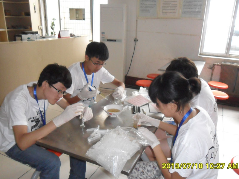 7��27�������ϴ�W���YԴ�ɡ�����������`��꠵��_��һ�����`�ء����ĳǡ�꠆T���R��ͣ��ǰ����һ��ȡ���c�M��ȡ�ӹ������D��꠆T���ڌ�200ml�Ę�Ʒ�b�M20��С������ԇ��ƿ�С�