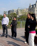 網友參觀晉陽湖　　晉陽湖項目原投資計劃為2.2億元，區(qū)域內五座橋為景觀橋。為完善其功能，強化景觀提升效果，對部分項目進行了優(yōu)化、提升，包括將區(qū)域內五座景觀橋改為市政橋并新增兩座市政橋。