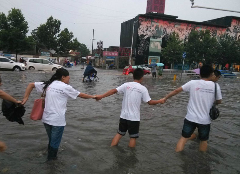 ���_��W���A�Ǉ�ɫ���{��ꠁ����ʝ��{�У�ż��һ�����꠆꣬T�������eˮ�����ַ���ǰ�С�