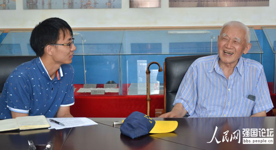 江南大學學生與抗戰老兵羅開貴(右)。