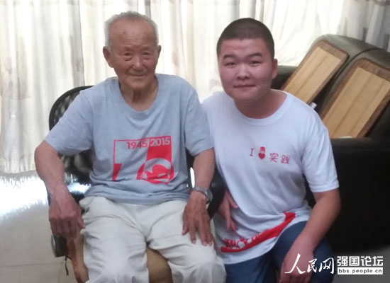 北京科技大學“燃燒的心火”實踐團成員與抗戰老兵張君國(左)。