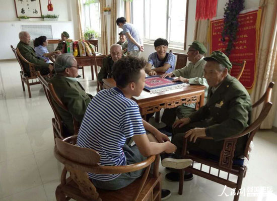 包頭鐵道職業技術學院延安紅色小分隊來到延安八一敬老院看望老兵。