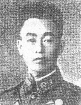 ����t��1905��9�������F��ʡ�󲨿h�ˡ�1926�꣬�����S��܊�ٌWУ��5�ڲ����ƌW����1937�꣬����t�����ʲ�������������������ؓ؟���ؼζ�һ�������˔��˶���M������������󣬗���t�����ʲ��D�Ƶ����֮���患��_ʼ�Γ���ӣ���܊�{�����ݱ�����������t�c������ʿ�����ڽ��u�I������t��������ʿ���c��܊����������ҹ�� 1939��2�£�����t�����ʲ�������𣨲����䣨������·������܊�������Ď��F�����У����ұ��������У�����ѳ����