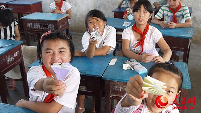 ���ϿƼ���W(xu��)��һ��һ·���x��(w��)֧���c����(zh��n)��ؚ�{(di��o)�Ќ�(sh��)�`�F(tu��n)��������ꖿh��¹ɽ�(zh��n)�u�ŸG���_չ�x��(w��)֧�̺ͷ�ؚ�{(di��o)�У�־Ը�߽o���ӂ��_�O(sh��)�ֹ��n�ã��D�麢�ӂ�չʾ�ֹ���Ʒ�����F(tu��n)�(du��)�ṩ��