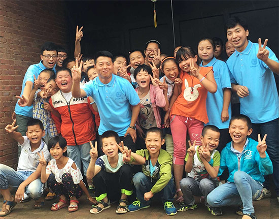 各地高校學子紛紛走入鄉村開展形式多樣的社會實踐活動。圖為中國地質大學(北京)翼萌實踐團在內蒙古寧城縣馬站小學與小學生開心合影。 來源:團隊提供