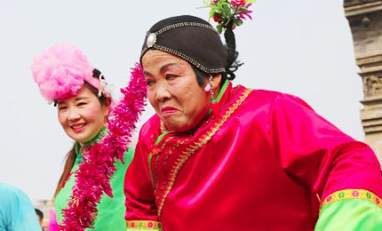 ���՝}�ϴ����һ���׻�Ӿ��ʼ������L茹�����������������Ť������2��16�գ������һ�@�����}�Ͽh�e�����S����ʵĽ��^�Ļ���������y���׶��˶������ζ����������Ⱥ���[�´����g�gϲϲ�^���꣬׌���՝}�Ǹ��ӽk����ʡ���Ԕ���� 