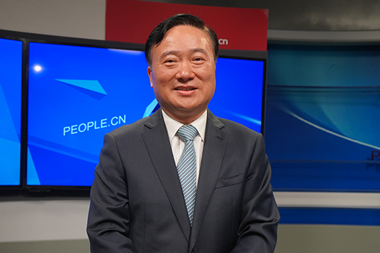 中國五礦集團有限公司黨組書記、董事長翁祖亮做客人民網。實習生趙晉杰攝