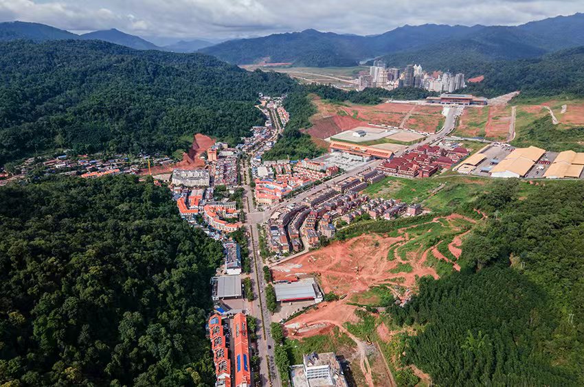 磨憨口岸俯瞰,右前方高層白色建筑群為老撾境內。人民網記者 符皓攝