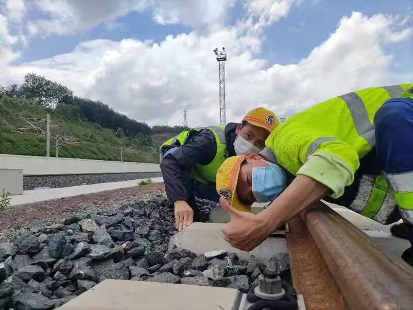 佟郎(左)正在檢修鐵路。受訪者供圖