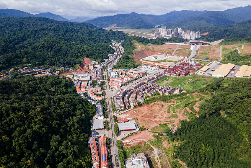 磨憨口岸俯瞰,右前方高層白色建筑群為老撾境內。人民網記者 符皓攝