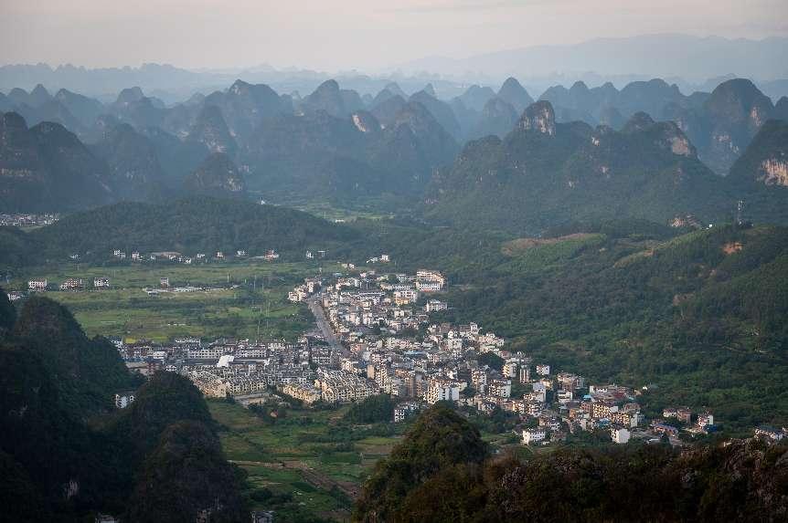 廣西層巒疊嶂,郁郁蔥蔥。 人民網 嚴立政攝